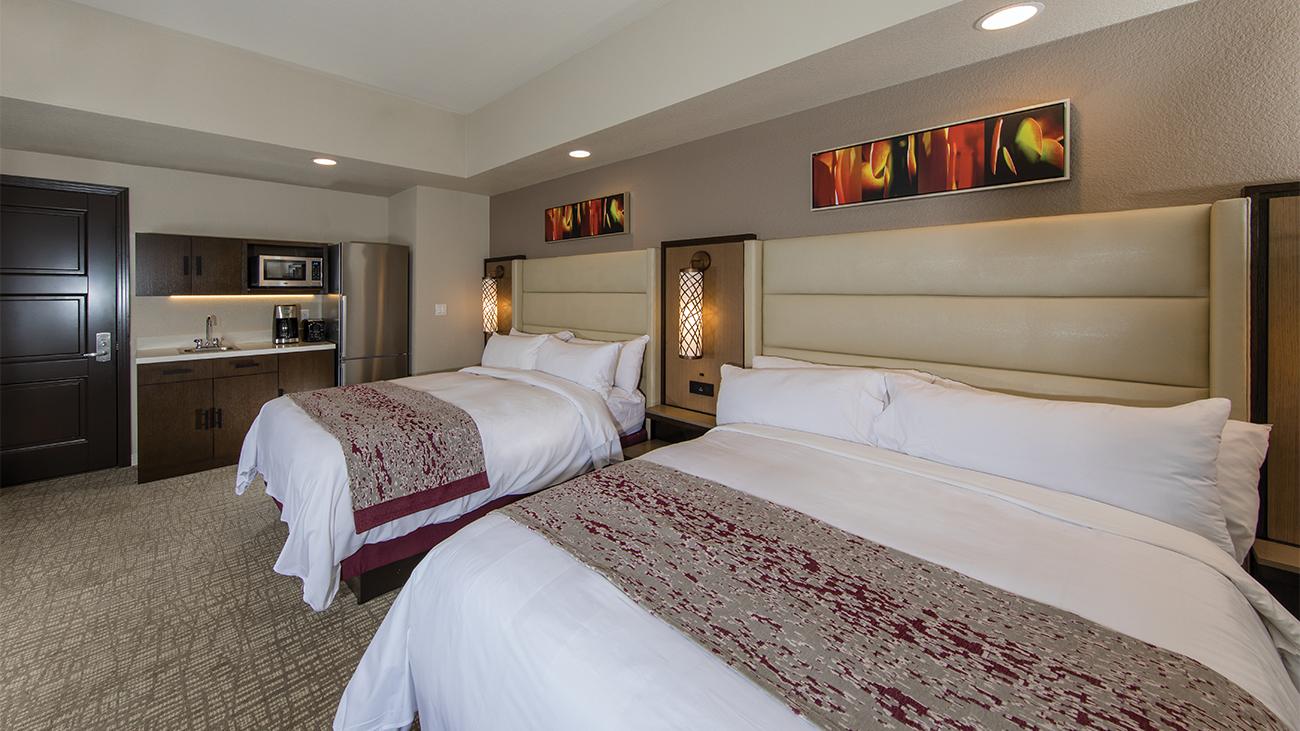 de-guestroom-and-two-bedroom-bed-interior-photo