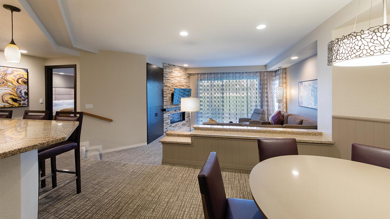 de-villa-living-and-dining-room-interior-photo