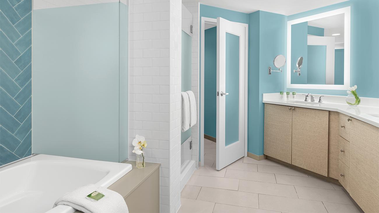 gr-two-bedroom-ocean-front-master-bathroom-interior-photo