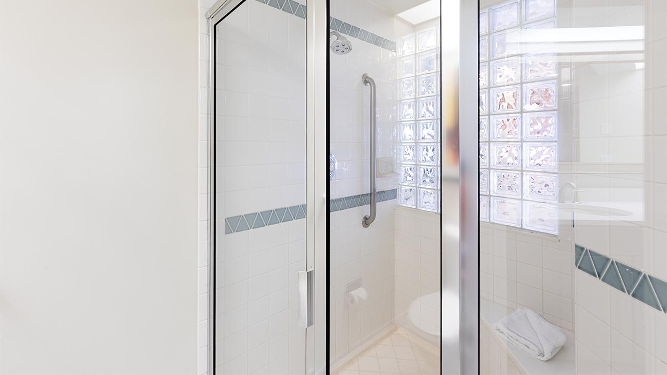 im-three-bedroom-master-bathroom-interior-photo