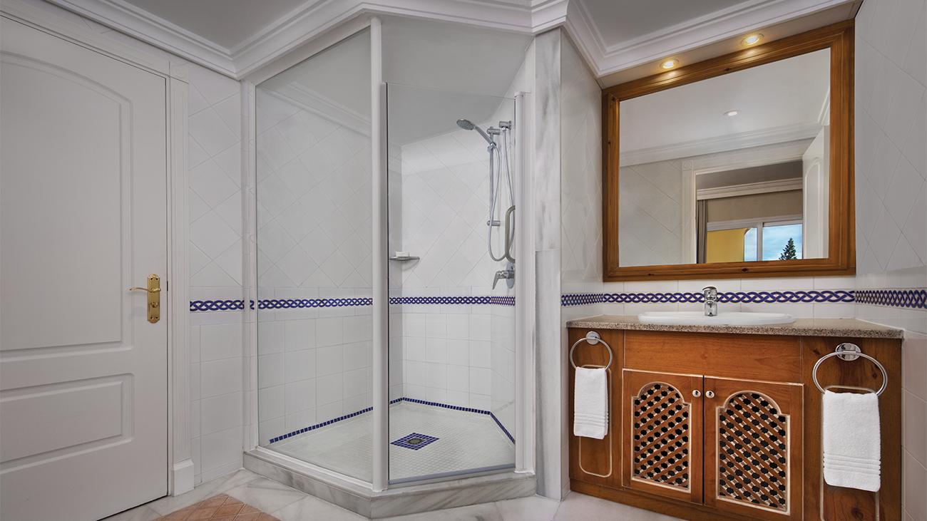 mb-apartment-bathroom-interior-photo-1