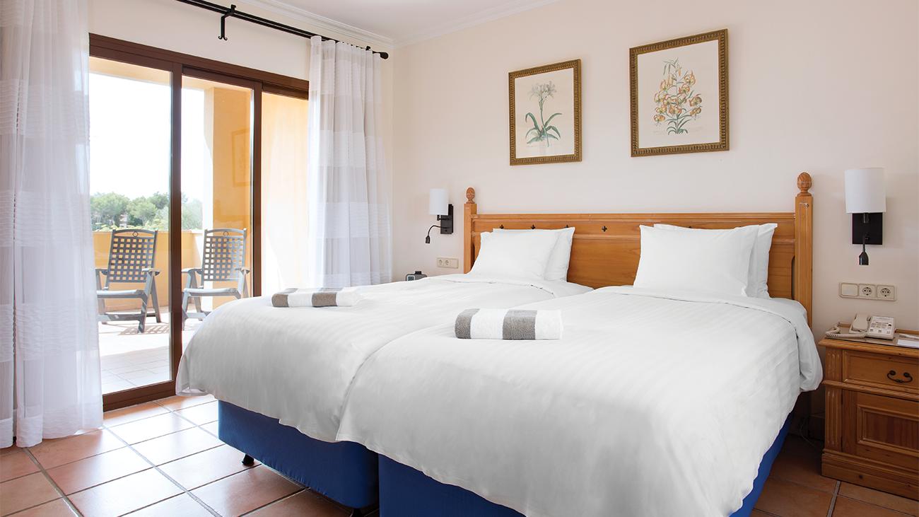 mc-two-bedroom-townhouse-twin-twin-guest-bedroom-interior-photo