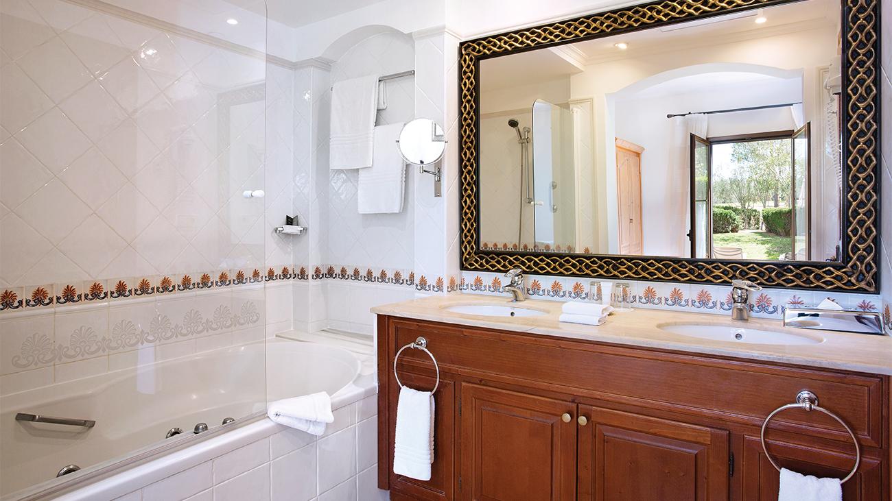 mc-townhouse-master-bathroom-interior-photo