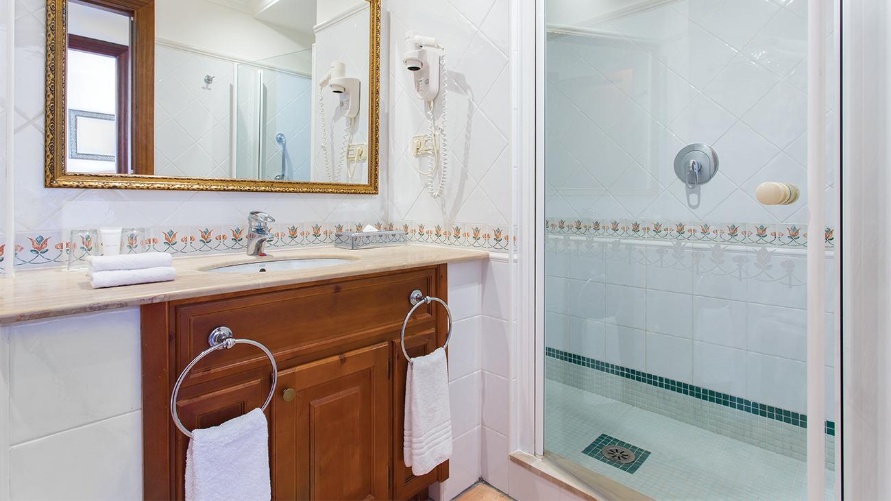 mc-two-bedroom-townhouse-guest-bathroom-interior-photo