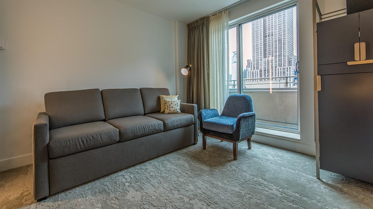ny-guest-room-empire-state-building-view-sitting-area-interior-photo