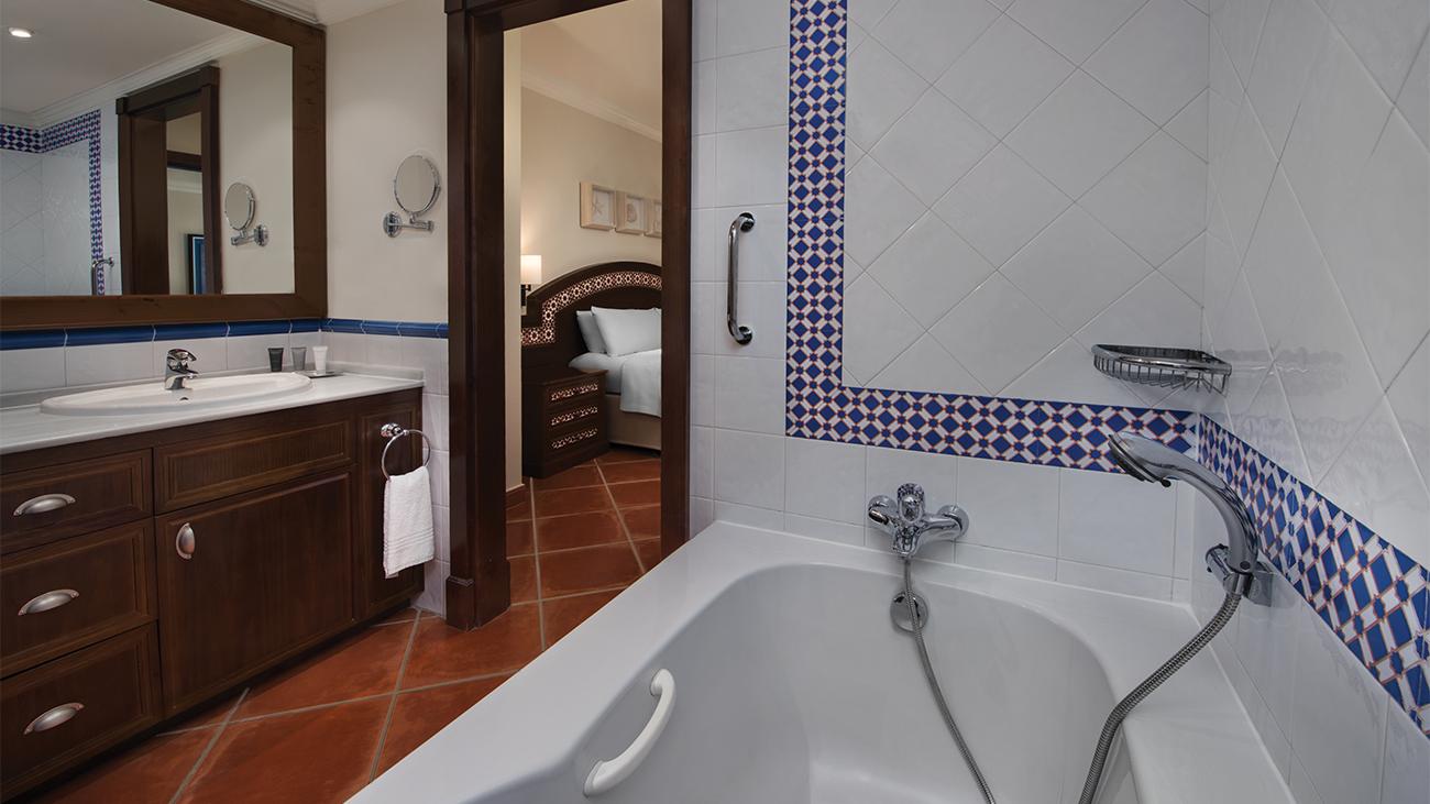 py-villa-master-bathroom-interior-photo