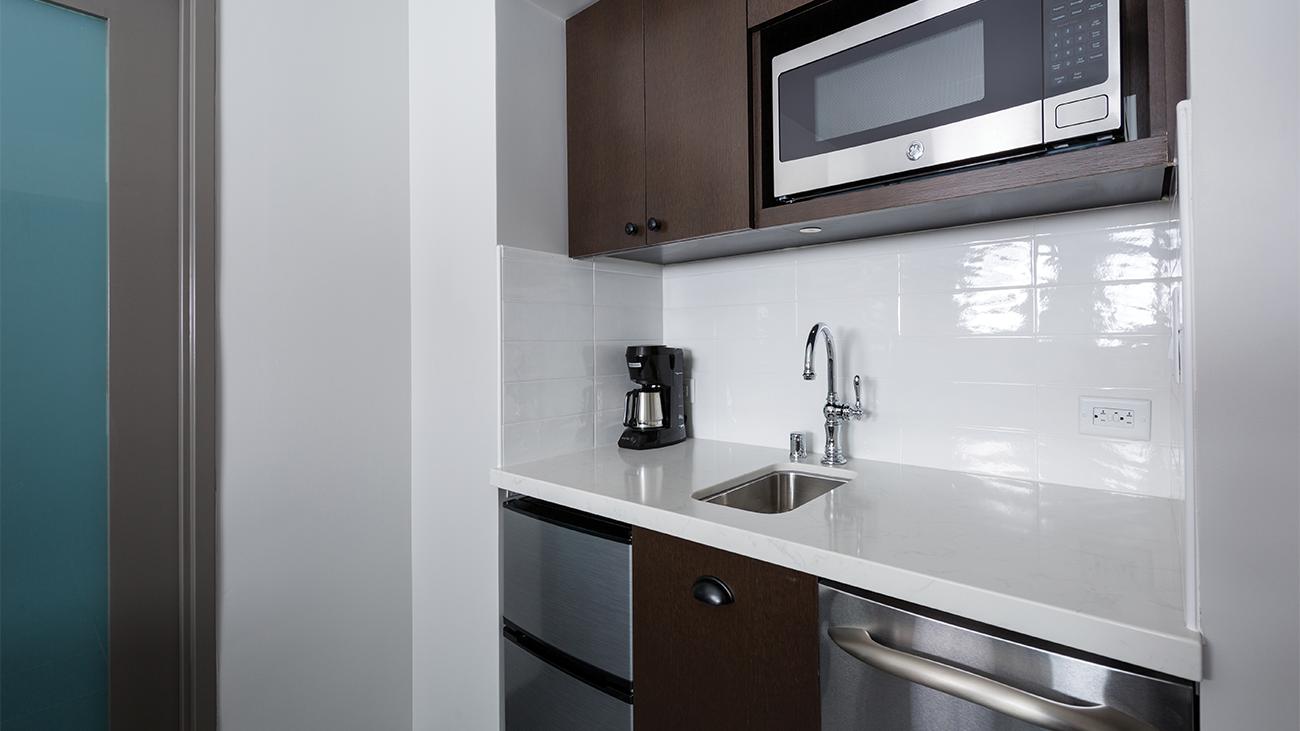 sd-king-suite-city-view-kitchenette-interior-photo