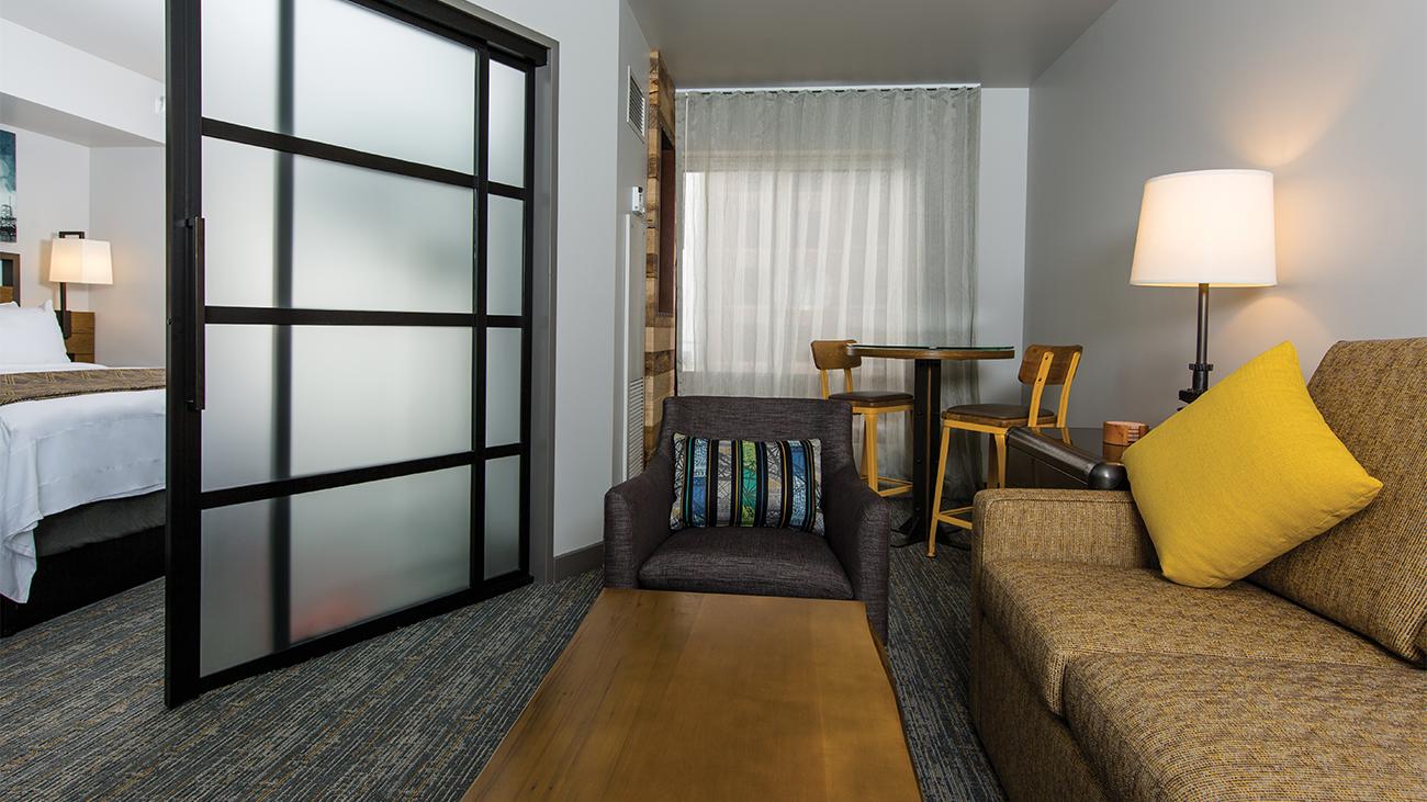 sd-king-suite-living-room-interior-photo