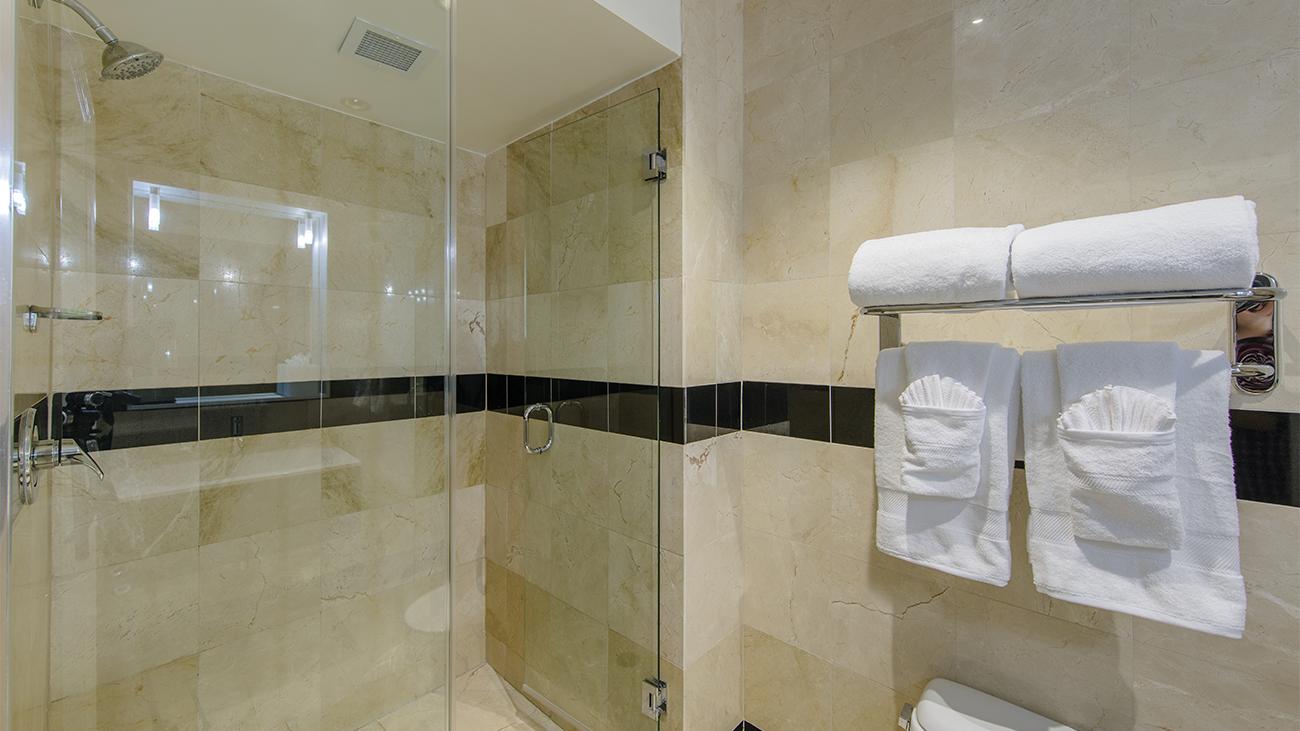 so-king-studio-bathroom-interior-photo