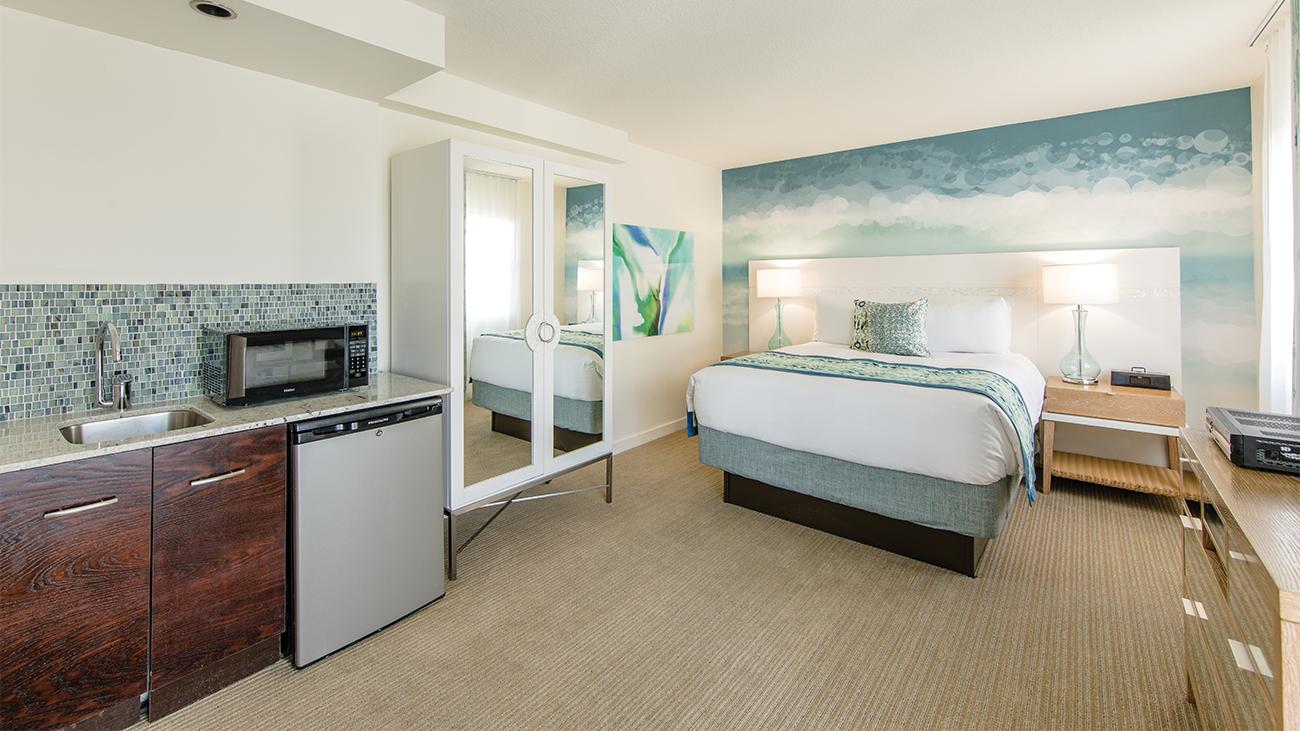 so-queen-studio-living-area-interior-photo