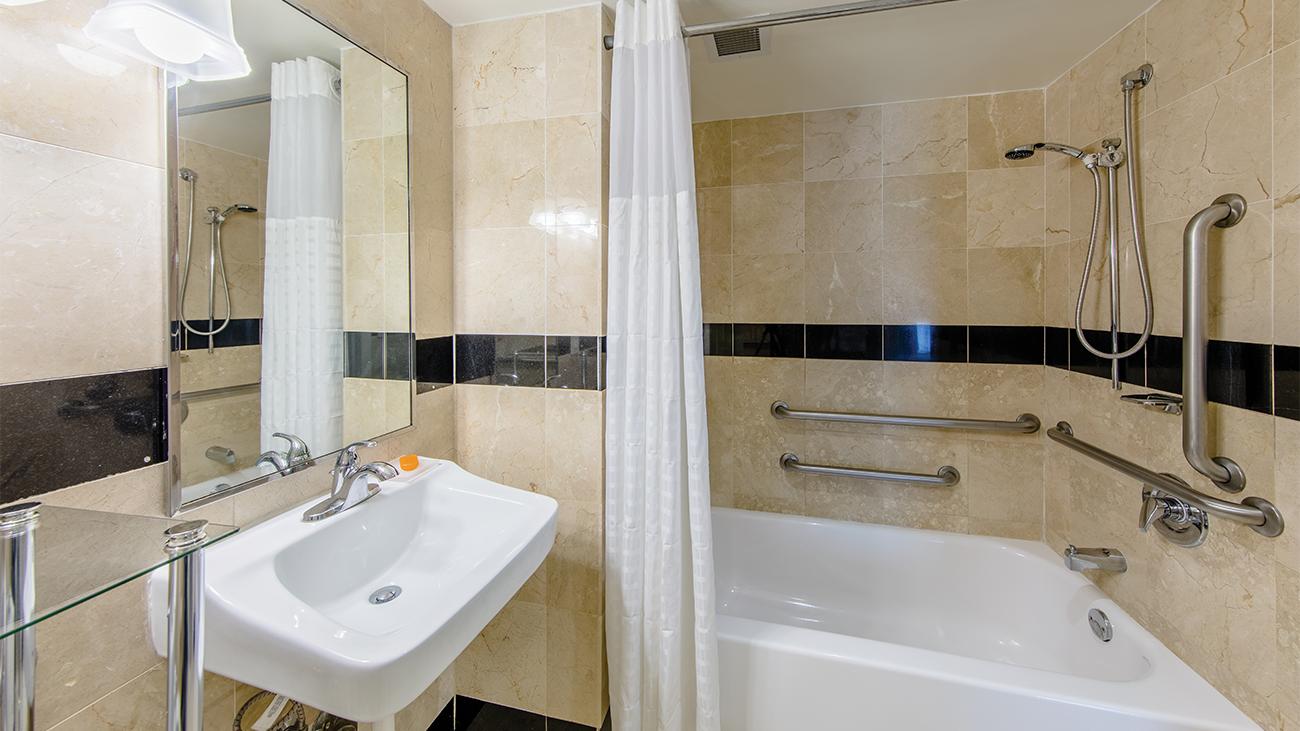 so-queen-studio-bathroom-interior-photo