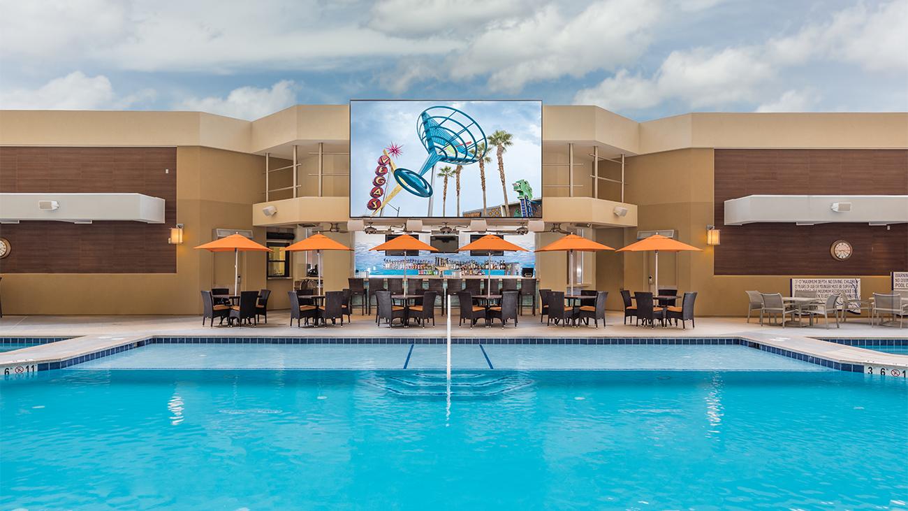 5th Floor Outdoor Pool and Bar & Grill