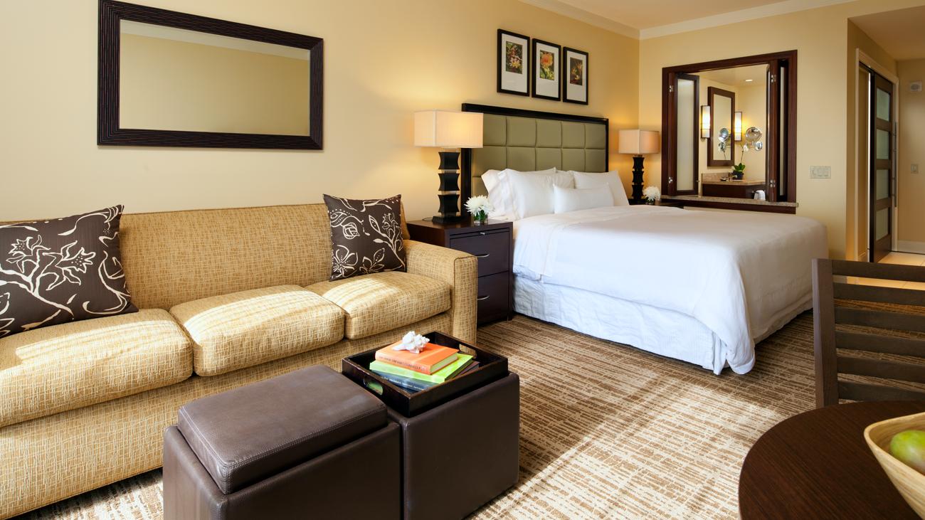 korn-two-bedroom-lockoff-one-bedroom-livingroom-and-bedroom-interior-photo