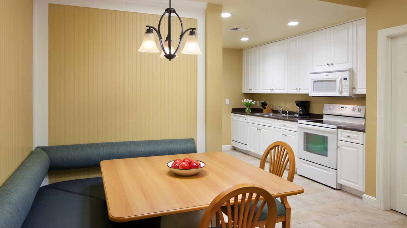 sbp-palmetto-two-bedroom-lockoff-one-bedroom-premium-kitchen-and-dining-room-interior-photo