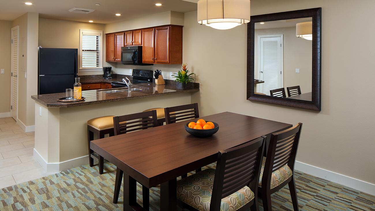 wdw-two-bedroom-lockoff-dining-and-kitchen-interior-photo