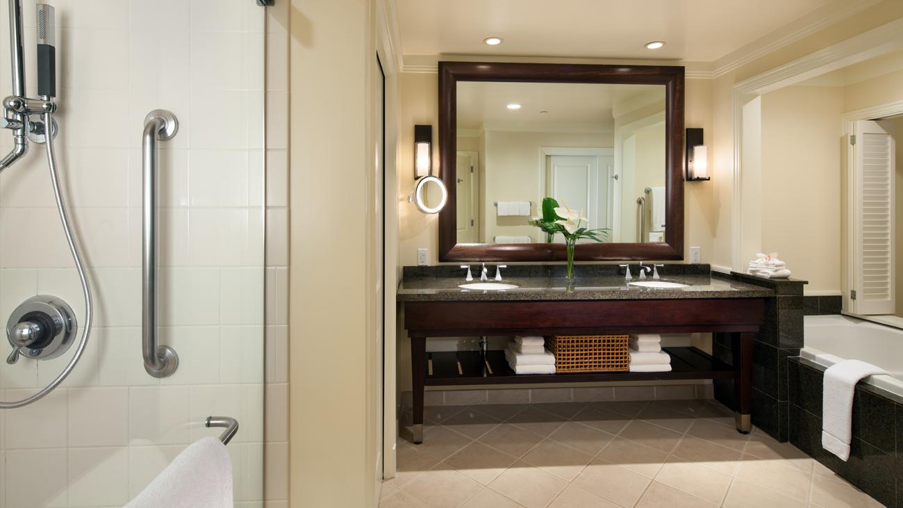 wkorv-two-bedroom-lockoff-bathroom-interior-photo