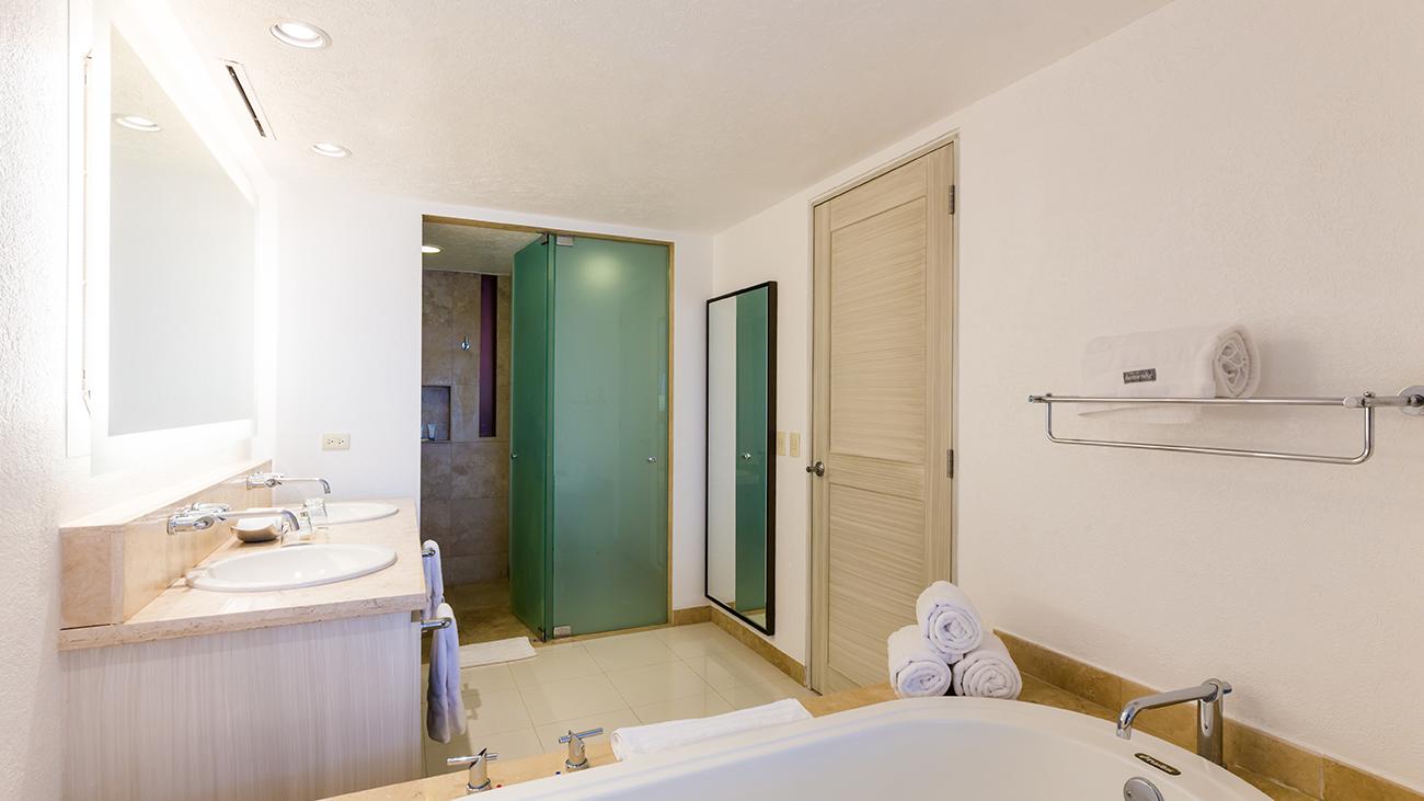 wlcrv-one-bedroom-premium-baja-point-bathroom-interior-photo