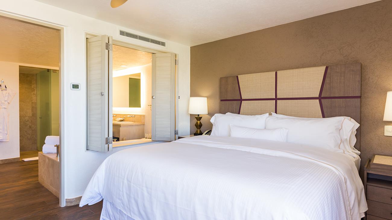 wlcrv-one-bedroom-premium-baja-point-bed-bath-interior-photo