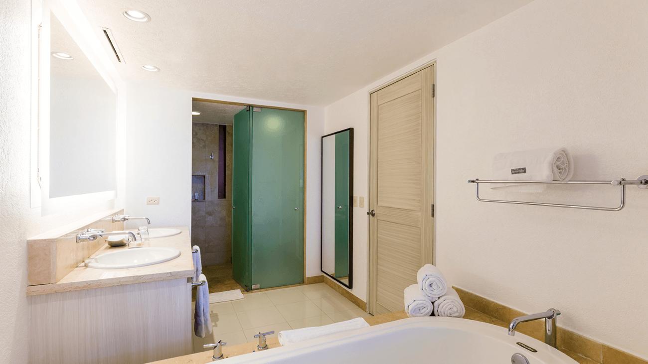 wlcrv-three-bedroom-lockoff-villa-baja-point-bathroom-interior-photo-1