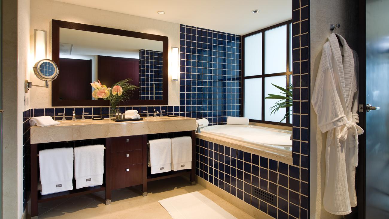 wlor-two-bedroom-lockoff-bathroom-interior-photo