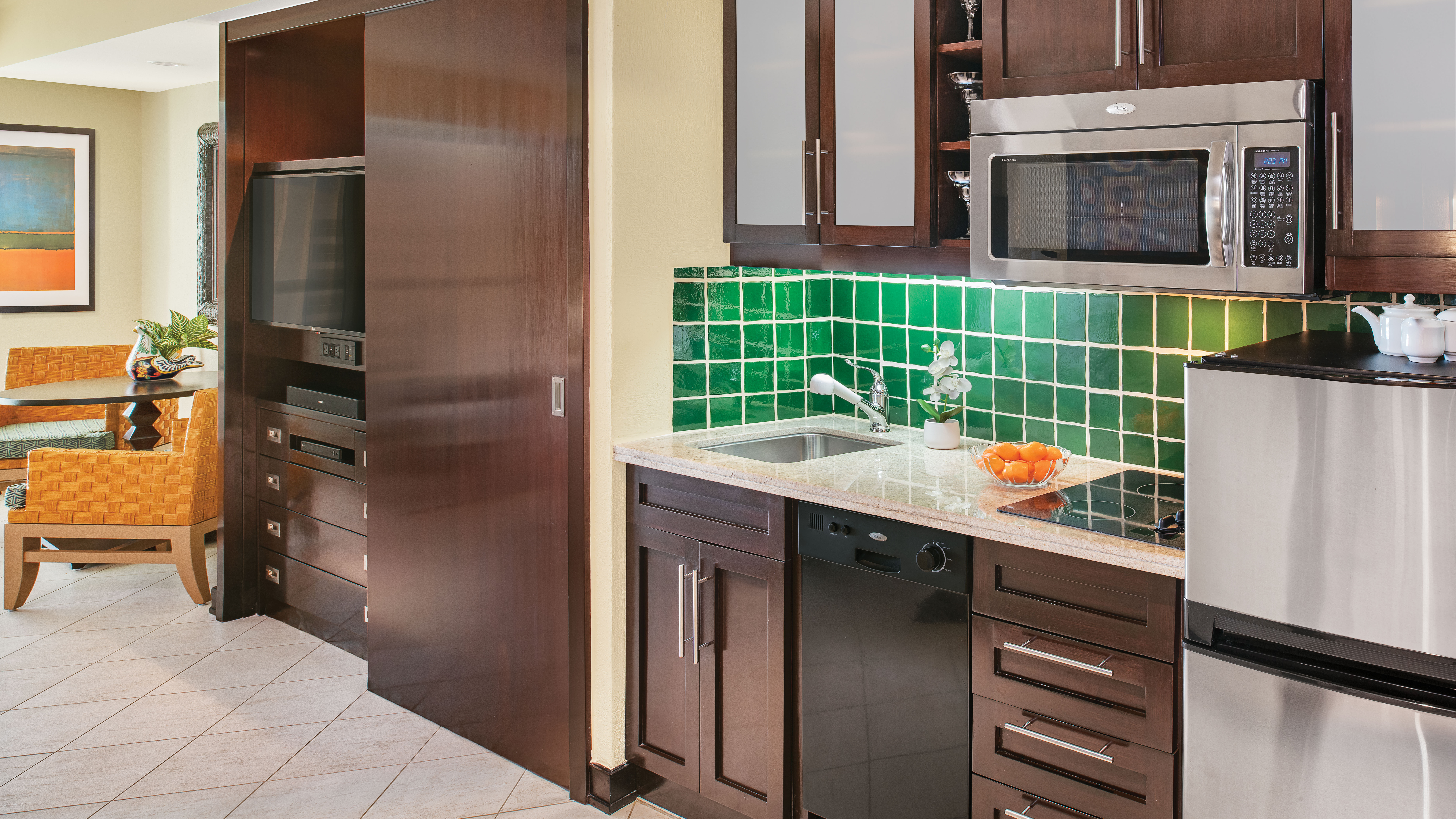 wlor-two-bedroom-lockoff-studio-premium-kitchenette-interior-photo