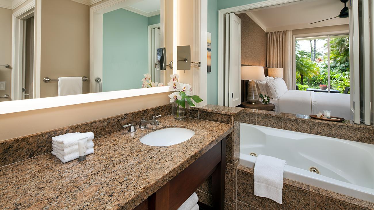 wpor-two-bedroom-lockoff-one-bedroom-premium-bathroom-with-bed-view-interior-photo